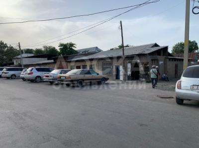 Продаю полдома 10-ком. 100кв. м., этаж-1, 4-сот., стена кирпич, Ошский рынок.