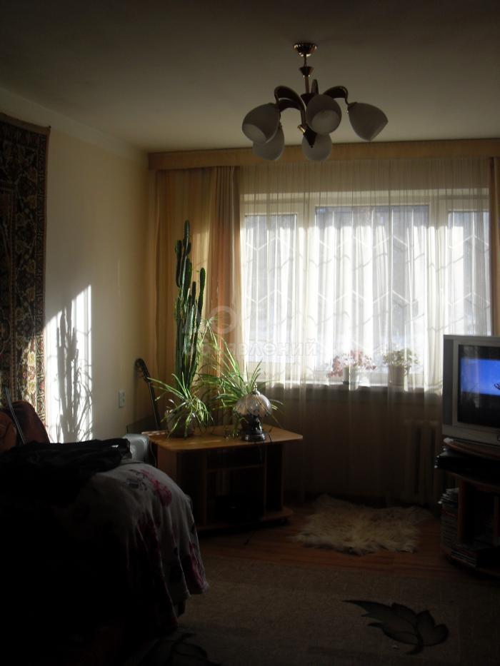 продается 1 к.кв. в 10 мкр.,м\ж под гостиницу