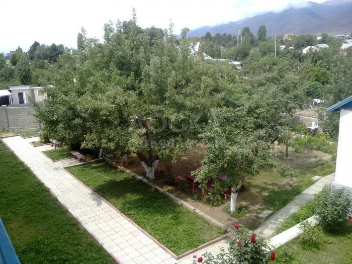 Продаю 3-х этажный действующий минипансионат(672м2),жилой дом(100м2),кафе(100м2) в г.Чолпон-Ата ул.Акматбай Ата 16