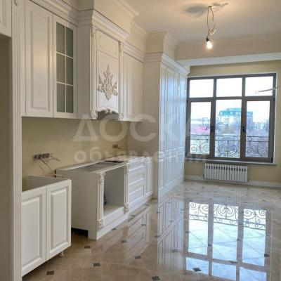 Продаю 3-комнатную квартиру, 127, 9кв. м., этаж - 4/10, ул. Коенкозова и Сыдыкова.