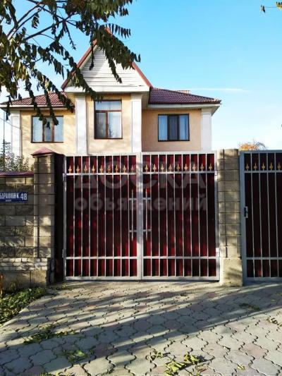 Продаю дом 6-ком. 240кв. м., этаж-2, 8-сот., стена кирпич, г. Кант, ул. Абраимова 48.