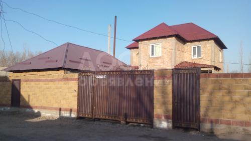 Продаю дом 5-ком., 160кв. м., этаж-2, 10-сот., стена кирпич, Кулиева 250А.