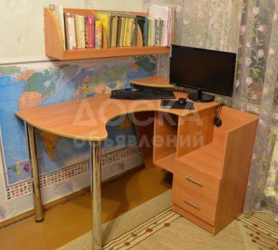 Стол компьютерный, полки