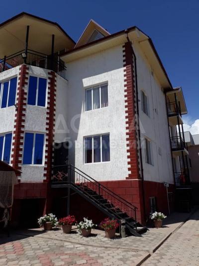 Продаю гостевой дом "Алфрат"в 5 минутах ходьбы от пляжа, б/п     в доме 16 номеров, участок 8,5 соток   вместимость до 65 человек  3,4,5 местные номера, со всеми удобствами     во дворе имеется летнее кафе, закрытая стоянка  топчаны и бассейн     адрес: с