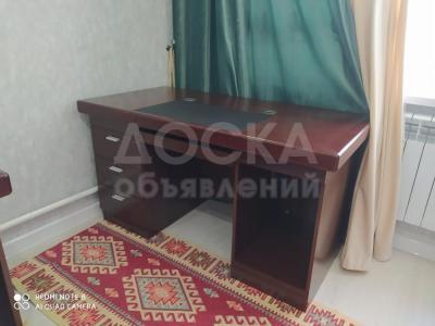 Кресло, стол руководителя и компьютерные столы