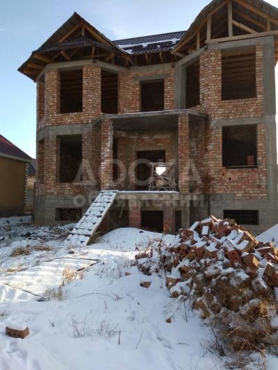 Продаю дом 10-комнатную 150кв. м., этаж-3, 8-сот., стена кирпич, Ак Орго.