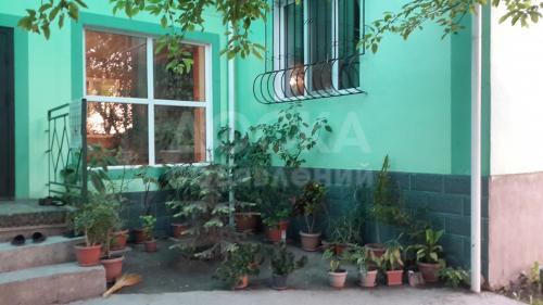 Продаю дом 9-ком., 200кв.мкв. м., этаж-2, 10-сот., стена кирпич, 110-квартал .