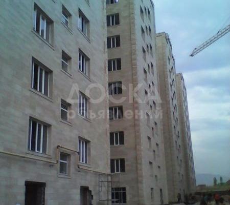 Продаю квартиру 2-ком., 66кв. м., этаж - 7/10, Адрес: Горького / Чолпон атинская , застройщик Ихлас. Все коммуникации центральные. Жители делают ремонт. Можно заселятся и жить..