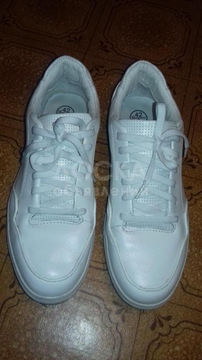Продаю абсолютно новые белые кроссовки.