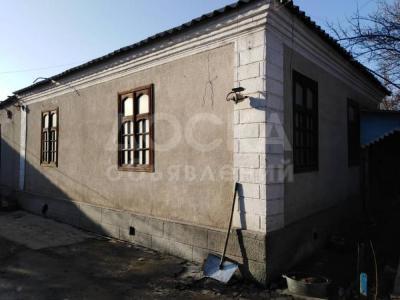 Продаю дом 4-комнатную 72кв. м., этаж-1, 5.25-сот., стена кирпич, г.Кара-Балта, ул.50 лет Киргизии 19.