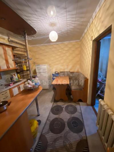 Продаю дом 11-ком. 170кв. м., этаж-1, 5-сот., стена кирпич,  район КТР и 9 гимназии.