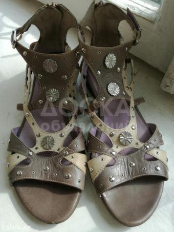 Продаю абсолютно новые босоножки. Красивые, новенькие, мягкие. Купили в Германии, но увы малы.
ПИСАТЬ В ВАЦАП! 
0555 29 05 16