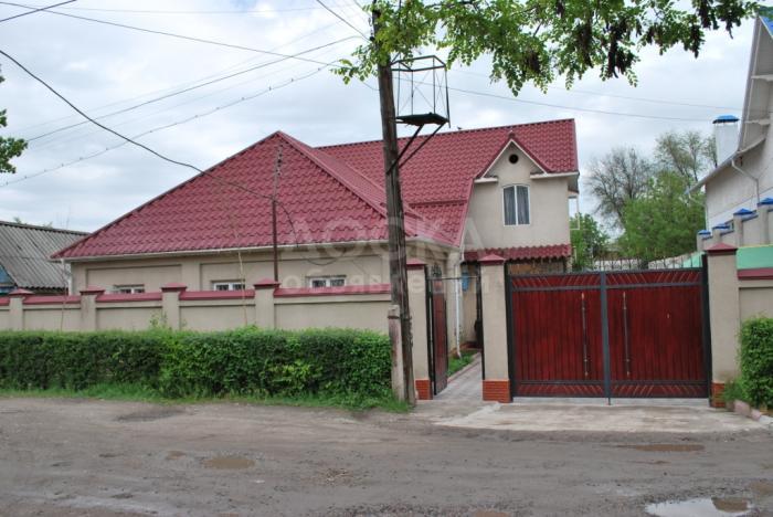 Продаю дом 10-ком., 298кв. м., этаж-2, 5-сот., стена другое, Тоголок Молдо - Куренкеева.