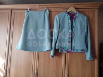Продаю женский костюм бирюзового цвета, индивидуального пошива, размер 44