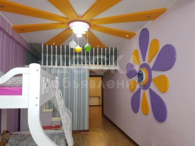 Продаю 4-комнатную квартиру, 168кв. м., этаж - 8/9, дворец спорта.