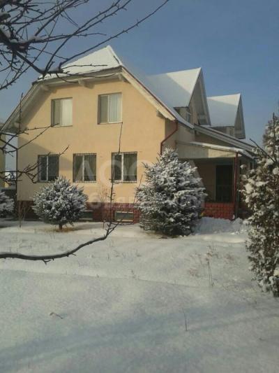 Продаю дом 5-ком. 250кв. м., этаж-3, 8-сот., стена кирпич, жм Ынтымак.