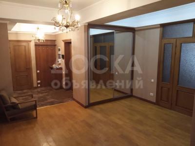 Продаю 4-комнатную квартиру, 174кв. м., этаж - 10/10, Бишкек.