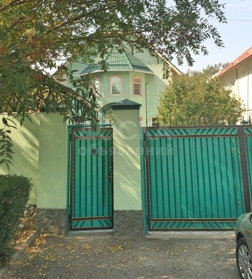 Продаю дом 9-ком., 301кв. м., этаж-3, 6-сот., стена кирпич, Калык-Акиева 122а .