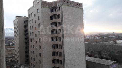 Продаю квартиру 3-ком., 90кв. м., этаж - 7/10, Адрес: Горького / Чолпон атинская , застройщик Ихлас. Все коммуникации центральные. Жители делают ремонт. Можно заселятся и жить..