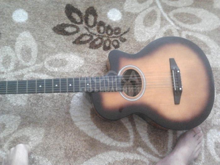 Продаю акустическую гитару