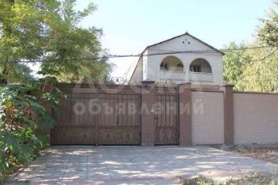 Продаю дом 7-ком. 305кв. м., этаж-3, 10-сот., стена кирпич, Лебединовка, ул. Жениш, 97.