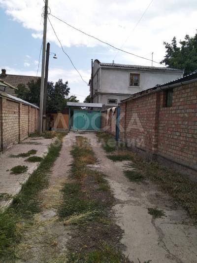 Продаю дом 7-комнатную 5кв. м., этаж-2, 5-сот., стена кирпич, краснодонцев 42.