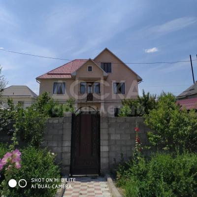 Продаю дом 7-ком. 224кв. м., этаж-3, 5-сот., стена кирпич, Тыналиева/Южная Магистраль.