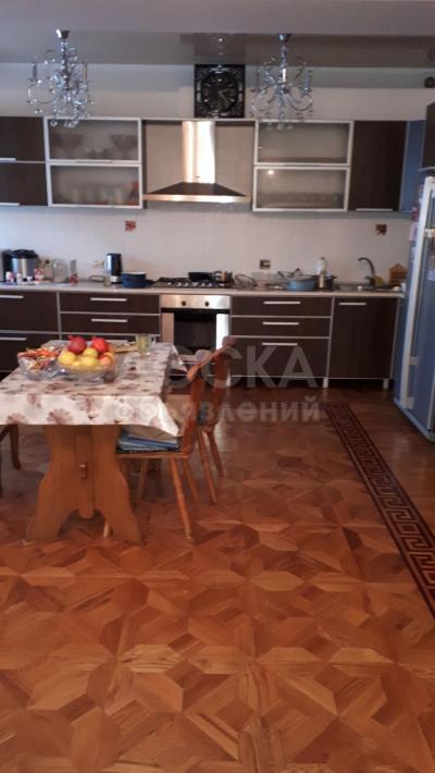 Продаю 4-комнатную квартиру, 200кв. м., этаж - 1/7, Район парк ататюрк.