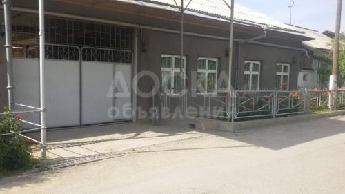 Продаю дом 7-ком., 150кв. м., этаж-1, 4-сот., стена кирпич, Бишкек.