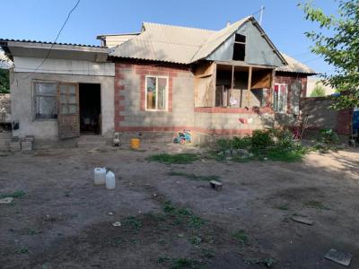 Пригородныйдан Жениш конушунан ВРЕМЯНКА САТЫЛАТ 

3 комната , участогу 5 сотых 
Суу , свет , газ , канализация бар 
Короо тосулган . 
Жолдор асфальт 
Шаарга жакын , мектеп бар 
Тех.паспорту бар 
Баасы 22 000 $ торг . 

Тел. 0700 074107 , 0773 074107