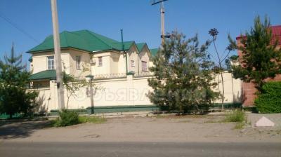 Продаю дом 1-ком., 415кв. м., этаж-3, 13-сот., стена кирпич, Матросова.