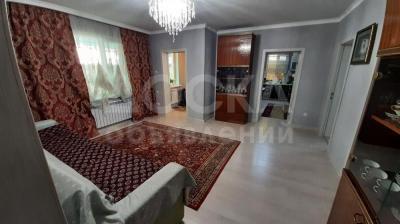 Продаю полдома 5-ком. 120кв. м., этаж-1, 5-сот., стена кирпич, 3мкр.