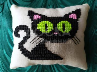 Подарочная вышитая игольница