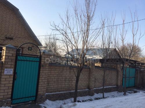 Продаю дом 4-ком., 91кв. м., этаж-2, 8-сот., стена кирпич, улица Абдыкадырова 66.