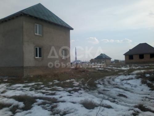 Продаю дом 8-ком., 180кв. м., этаж-2, 5-сот., стена кирпич, 2-этажный дом - Ак Ордо. 5 соток.