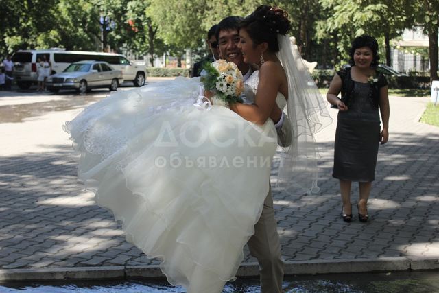 Продаю красивое свадебное платье. одевала 1раз