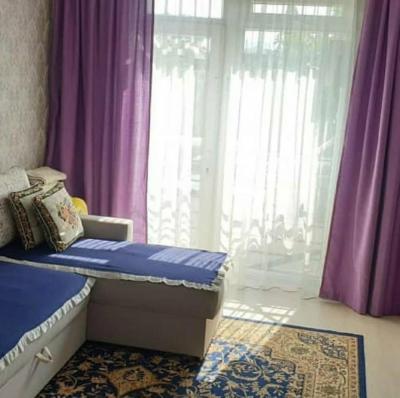 СРОЧНО ПРОДАЕТСЯ 1 КОМНАТНАЯ КВАРТИРА
 В районе Баха/Ахунбаева
До Ошского рынка 5 минут 
Квартира с  евроремонтом, кухонная 
мебель остается.