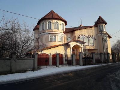 Продаю дом 9-ком. 570кв. м., этаж-3, 25-сот., стена кирпич, Чон Арык ул Семетей.