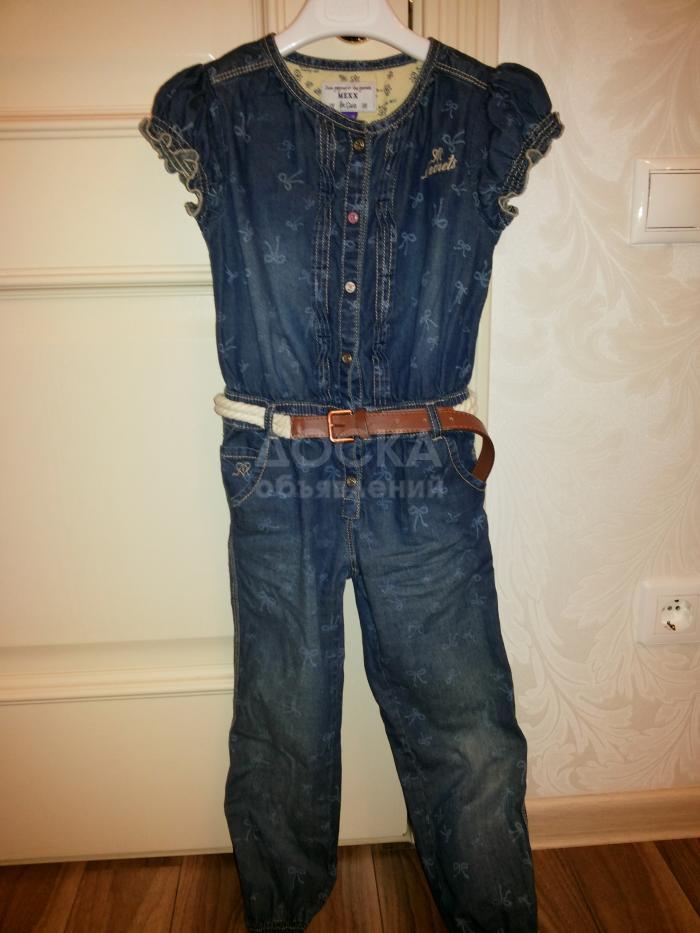 Продаю джинсовый комбинезон