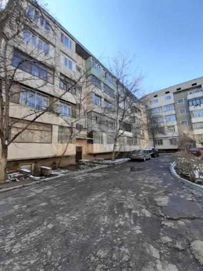 Продаю 1-комнатную квартиру, 36кв. м., этаж - 1/5, 10 микрорайон.