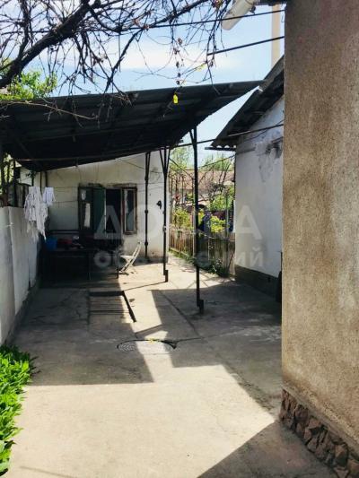 Продаю полдома 3-ком. 44кв. м., этаж-1, 3,5-сот., стена саман, Островская144 пересекает Ахунбаева.