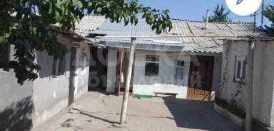 Продаю полдома 2-ком. 38кв. м., этаж-1, 1-сот., стена кирпич, Жибек Жолу перес. Орозбекова.