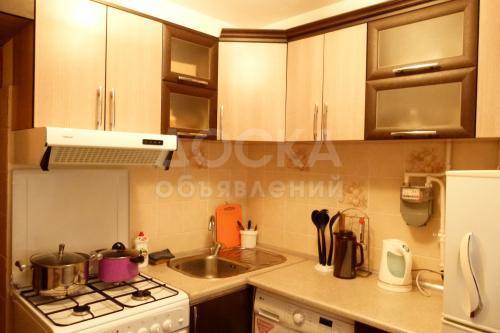 Продаю квартиру 2-ком., 42кв. м., этаж - 4/4, 10 мкр (район таможни).