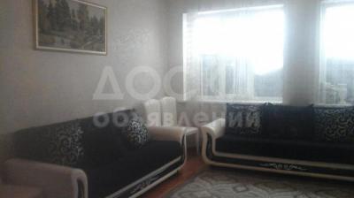 Продаю дом 1-комнатную 270кв. м., этаж-2, 1-сот., стена кирпич, Центр.