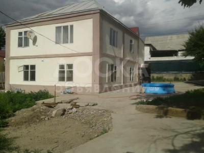 Продаю дом 9-ком. 218кв. м., этаж-2, 8-сот., стена кирпич, ул. Учительская / Фрунзе.