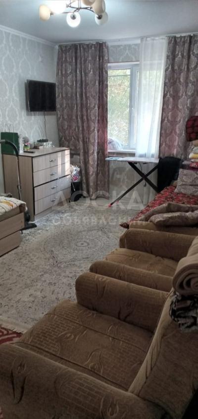 Продаю 1-комнатную квартиру, этаж - 1/4, 8 мкр.