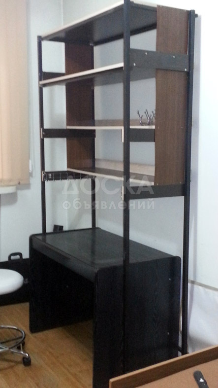 Продаю современный письменный-компьютерный стол б/у. не дорого, и железный стеллаж над ним