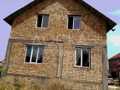 Продаю дом 4-комнатную 120кв. м., этаж-2, 5-сот., стена кирпич, Бишкек военна антоновка восст ул степана сободева.