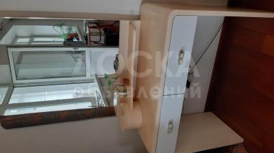 Продаю  туалетный столик с зеркалом и тумбой