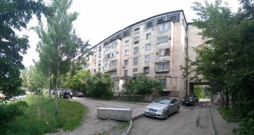 Продаю квартиру 2-ком., 48кв. м., этаж - 3/5, 10 мкр., дом 33 (Южные ворота).